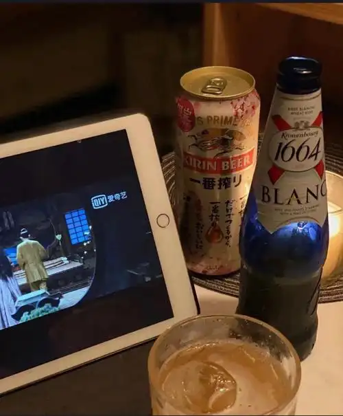 第一次自己喝酒间歇性难受崩溃,第一次自己一个人喝酒,突然想明白了一