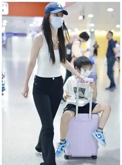 小海绵机场要angelababy牵手,白色老头衫搭黑色牛仔裤,很辣妈_妈妈