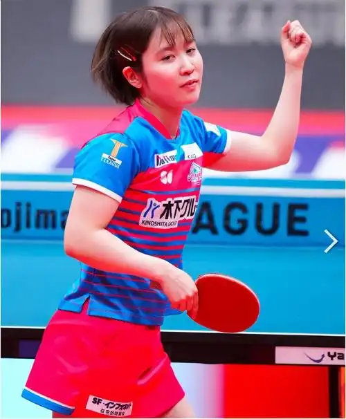 乒乓女将平野美宇!夜色庆生,25岁吃汉堡续能量