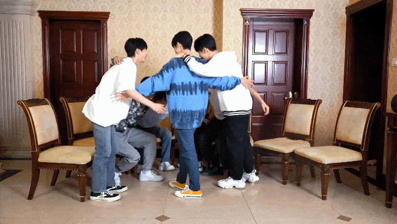 时代少年团成团两周年快乐!700万粉丝福利看7个小朋友拥抱贴贴