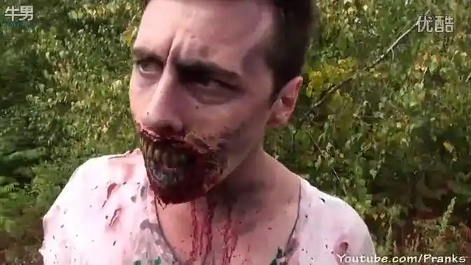 万圣节恐怖恶作剧_野外僵尸啃人吓尿路人