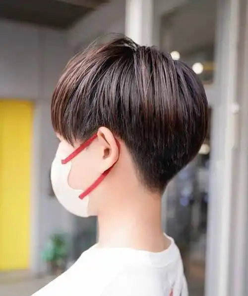 短发推到两侧,利落时尚又个性,让她看起来更显瘦显高_发型_头发_鬓角