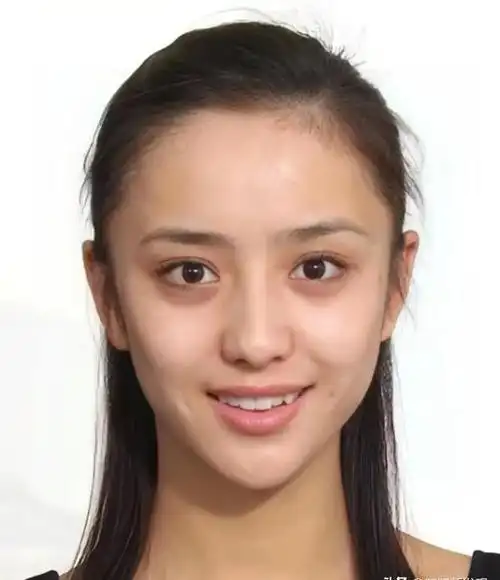 3,丫丫(佟丽娅的昵称)谢娜晒的素颜证件照,真是清纯可人!