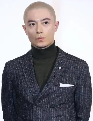 "老干部"霍建华则显得淡定了许多,他依然以光头造型帅气亮相,表情依然