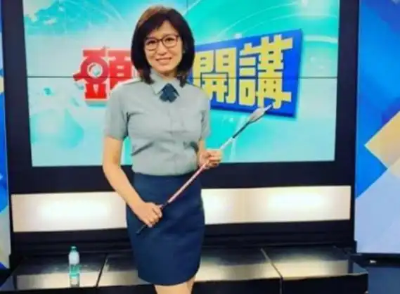 主持人周玉琴官宣二婚,嫁给64岁大学副教授,两人已交换戒指 - 赖岳谦