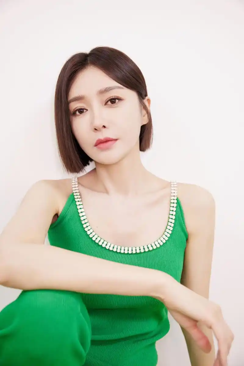 秦岚,飒爽短发搭配绿色背心头像组图