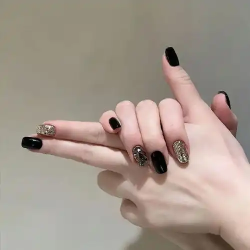 黑色短甲 黄黑皮天菜 不挑手又显白,四季都百搭的美甲款式