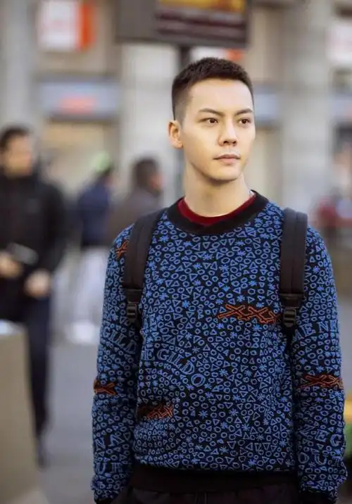 陈伟霆35岁再度亮相营业与侄女合照幸福欢乐