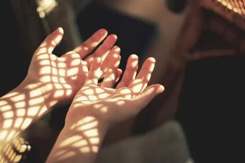 双手干燥皲裂 容易诱发手癣