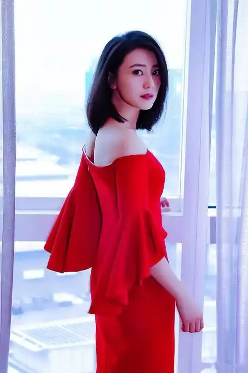 温和娴雅,不染世俗,高圆圆就是这样的国民女神啊!