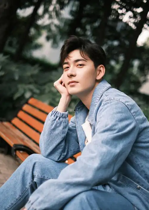 陈星旭牛仔服清新草地写真图片512