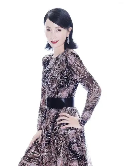 原创小陶虹参加活动亮相,剪短发整个人气质更加提升,穿刺绣裙好重工