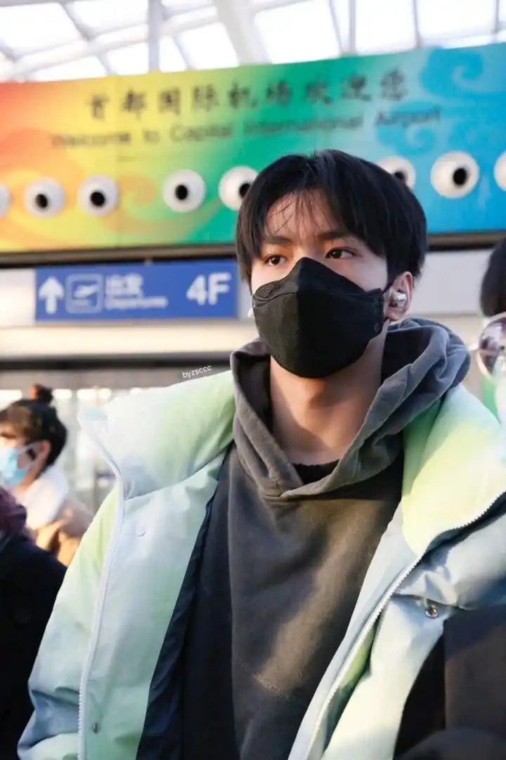 刘耀文今日机场饭拍 顺毛好乖,行走的衣架又上线了好帅好帅@刘耀文