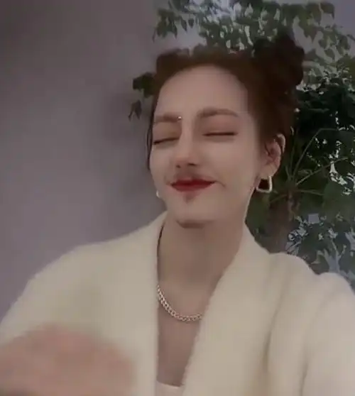 原来热巴最大的黑粉是自己晒丑照当大哥胡子拉碴没形象