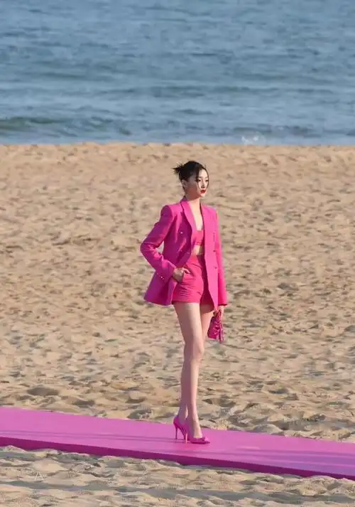 红色高跟鞋配什么衣服好看图片,红色高跟鞋配什么裤子好看图片(关晓彤