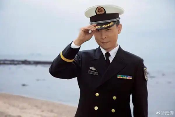 张译晒海军军装照为人民海军庆生 网友:"永远被你的军装帅到" - 剧知