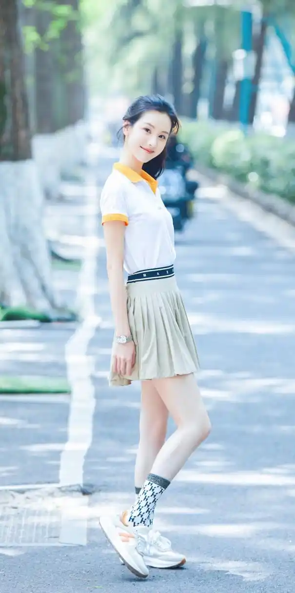 陈都灵一身学院风穿搭校园随拍壁纸图集