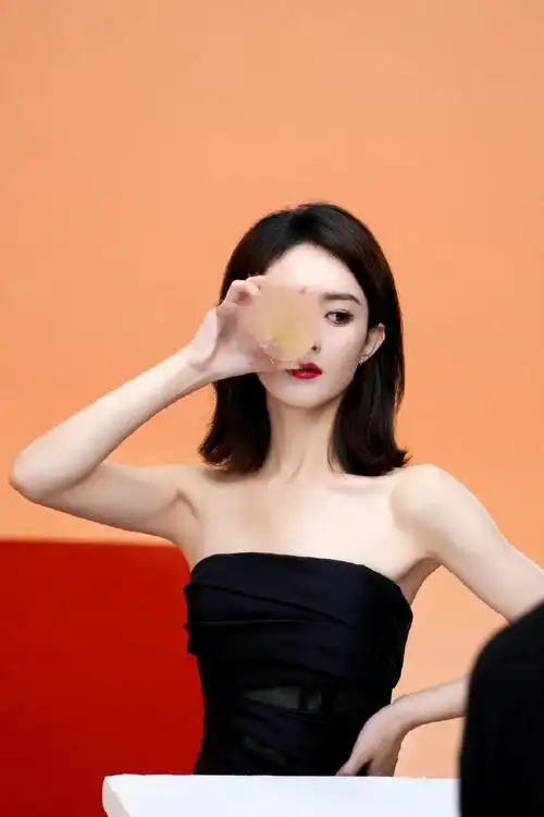 赵丽颖黑色抹胸大片