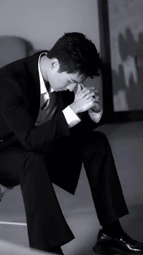 杨洋黑西装白衬衫