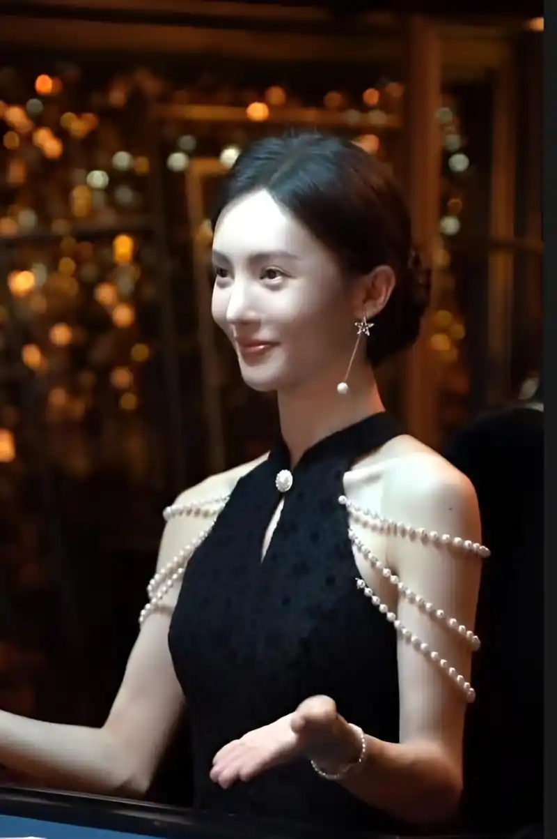 被《孤注一掷》里饰演最美女荷官的金晨,妩媚一笑给惊艳到了!