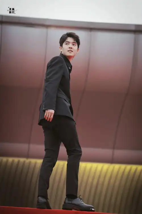 刘昊然今日活动饭拍 一身帅气又沉稳的黑色西装,满屏的大长腿