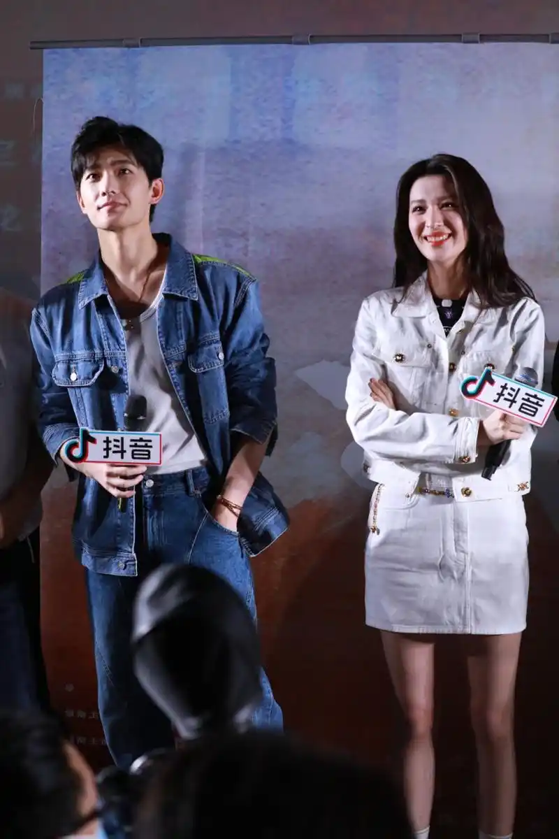 1,#杨洋王楚然好像婚礼迎宾# ,魏大勋戴眼镜凹人设  2,真实爆料,娱乐