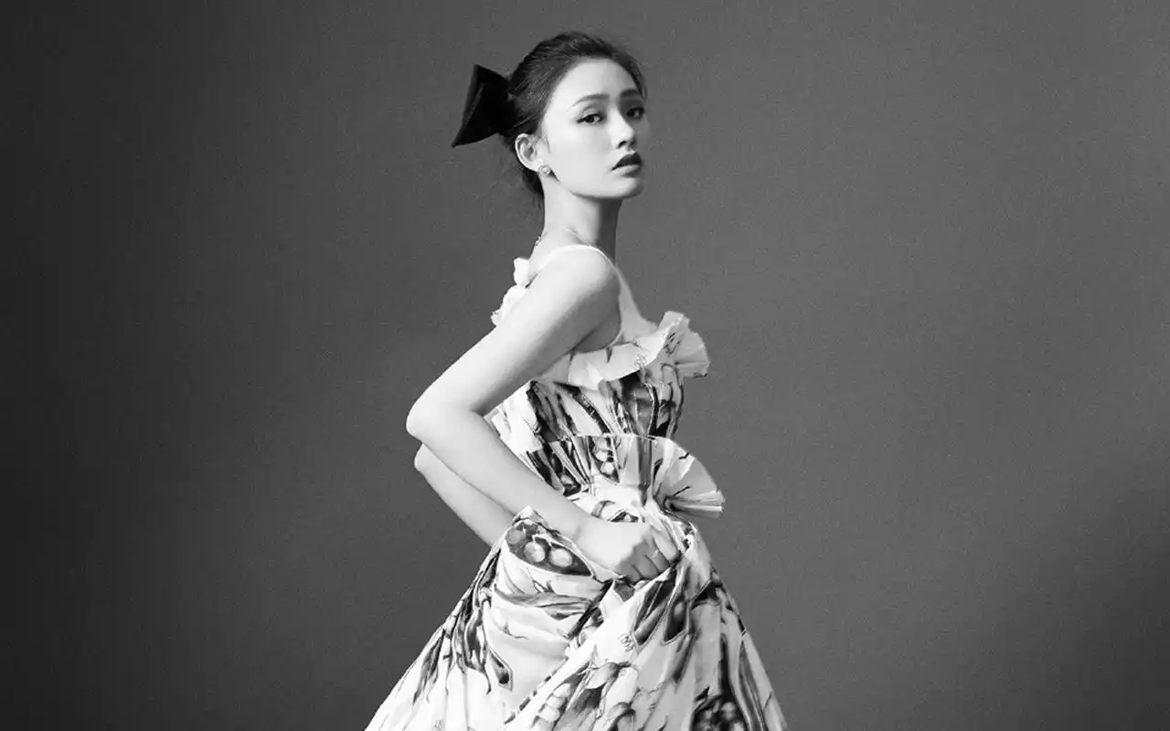 林允黑白写真高清图片桌面壁纸