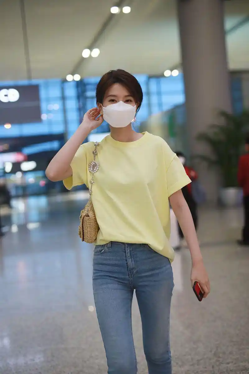 乔欣街拍:t恤牛仔裤jimmy choo老爹鞋 清爽靓丽