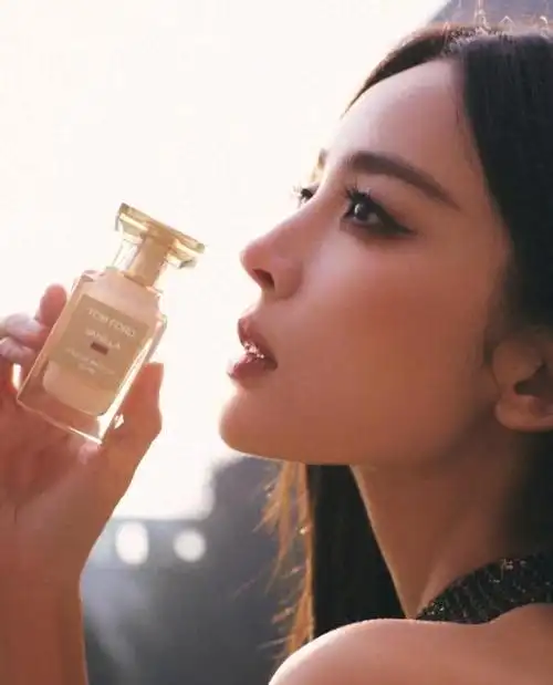 古力娜扎黑长直美照太有氛围感了