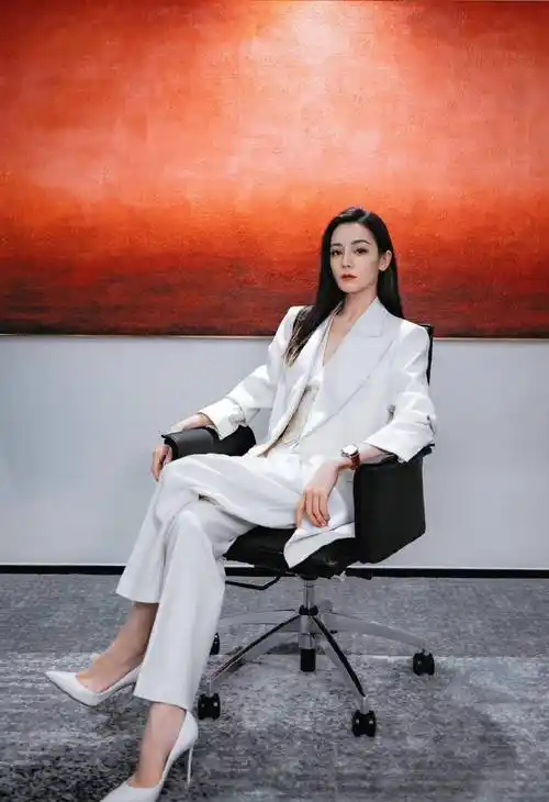 迪丽热巴黑白西装来袭,又美又好看,连坐姿都那么迷人_行为_身材_赔偿