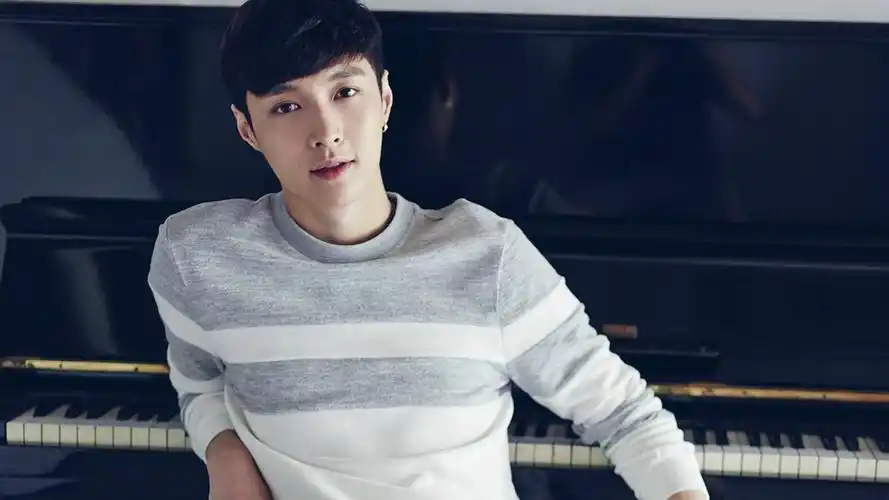 张艺兴钢琴明星风尚壁纸