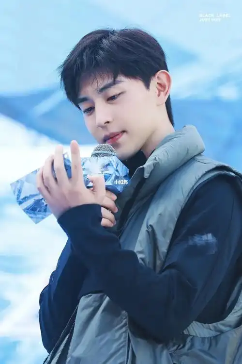 伦伦蓝色系朋友圈背景图