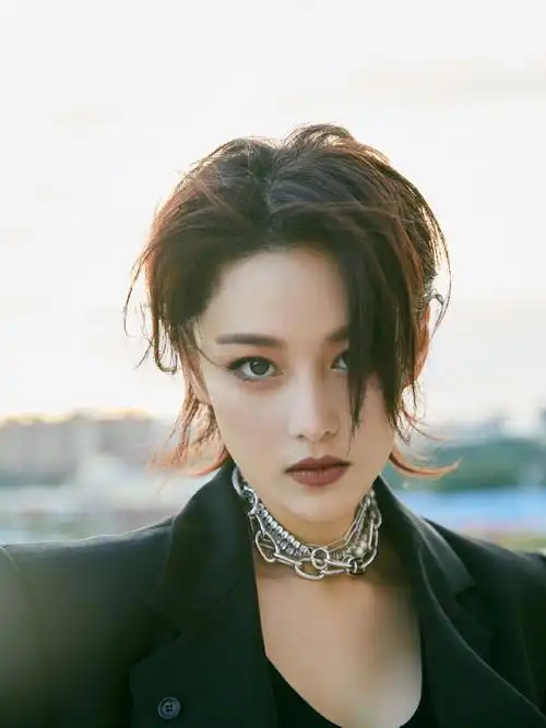 短发飒爽张馨予