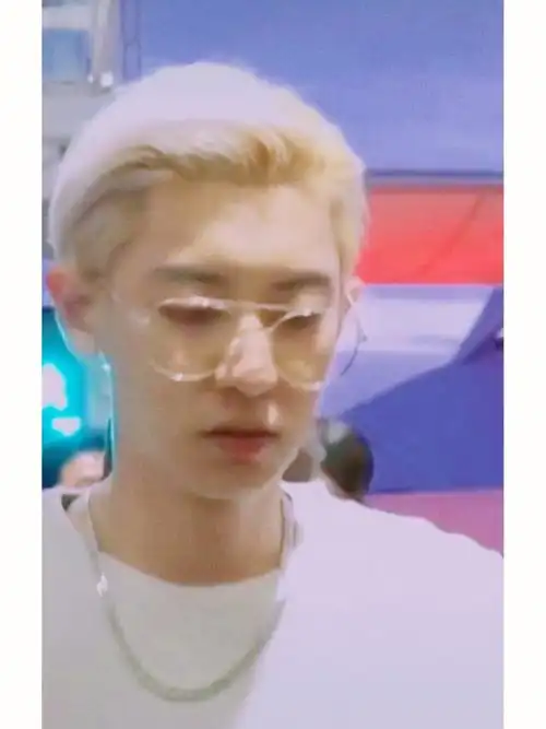 白发背头真的鲨我#exo  ##朴灿烈  首尔三大炮