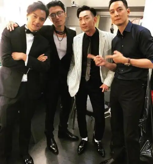 吴彦祖杨千嬅金像奖合照,久别重逢引发泪点,兄弟合体帅气依旧