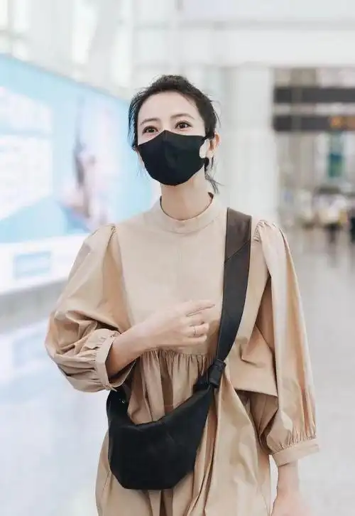 "高圆圆"私服美到炸!穿杏色连衣裙扎丸子头,说是18岁也不过分