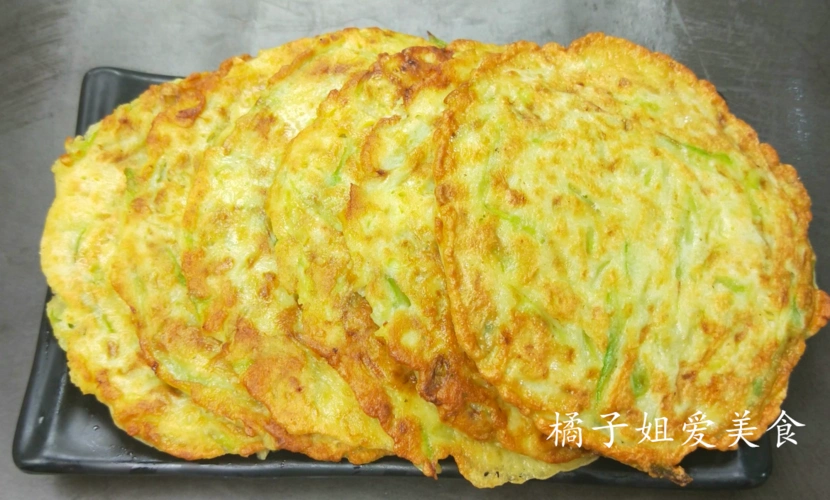 丝瓜饼的做法,简单美味,比葱花饼还好吃,一顿一大盘不够吃的
