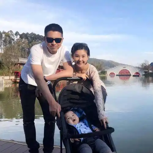 著名演员谷智鑫:34岁被马踩成废人,孕妻8年一把屎一把尿伺候_阿斯