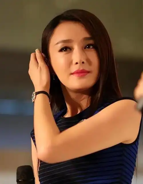 回顾秦岚终于不装了大胆穿中空裙网友这不把晓明哥迷死了