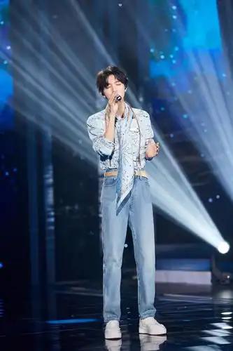 西装配衬衣裙,王俊凯封面大片上热搜,昔日少年长大了