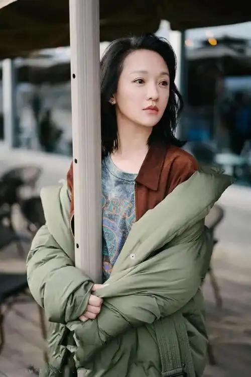 45岁的周迅还这么水灵!穿香奈儿背心配牛仔裤,一张脸太嫩了