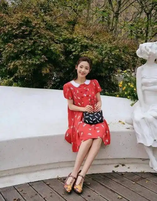28岁的邢菲好甜美,穿一条娃娃领红裙,元气满满少女味十足!