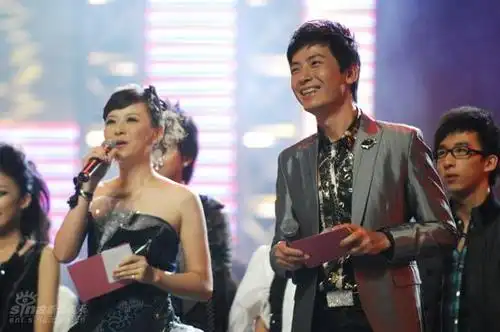 图文:2008我型我秀总决赛--主持人戴军周瑾