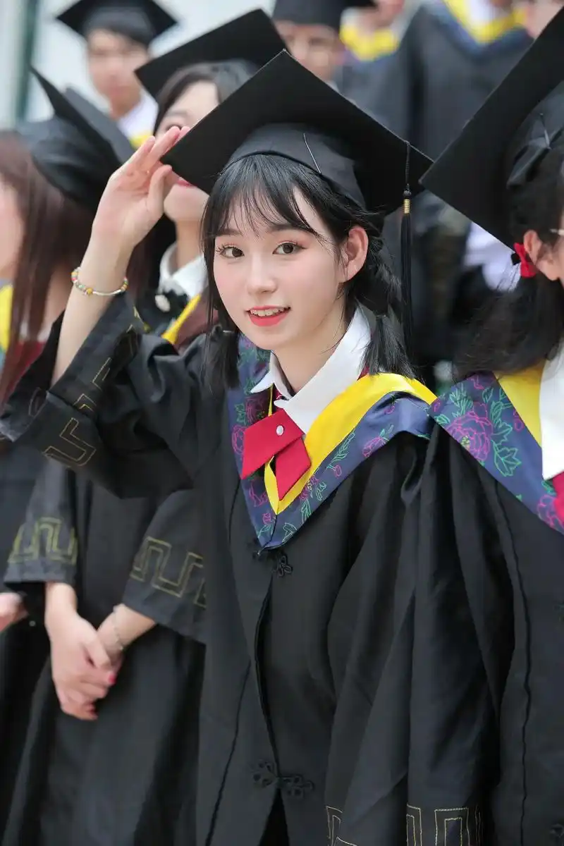 "人无法同时拥有青春和对青春的感受"#学士服 #女大学生 # - 抖音