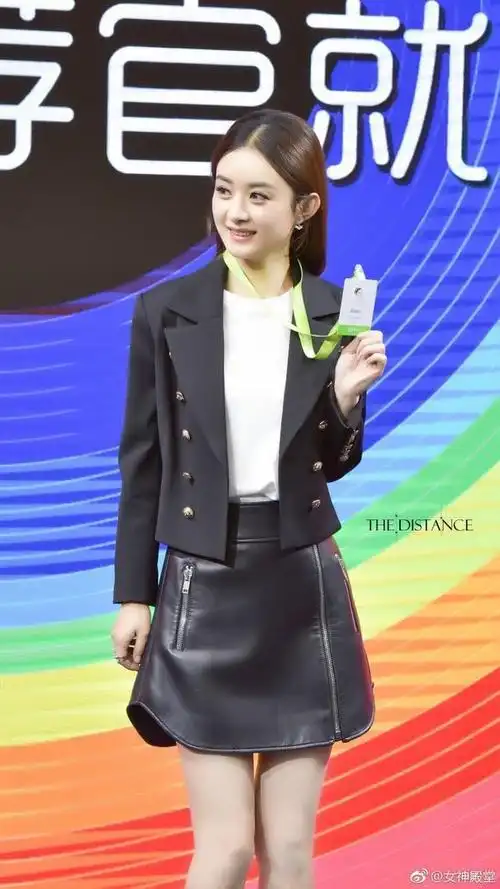 赵丽颖出席某活动身着黑色西服外套搭配黑色皮裤