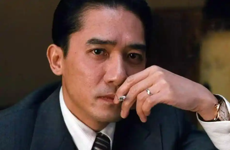 梁朝伟社恐照片曝光,与大师合影紧张到脚趾抠地,网友:太真实!