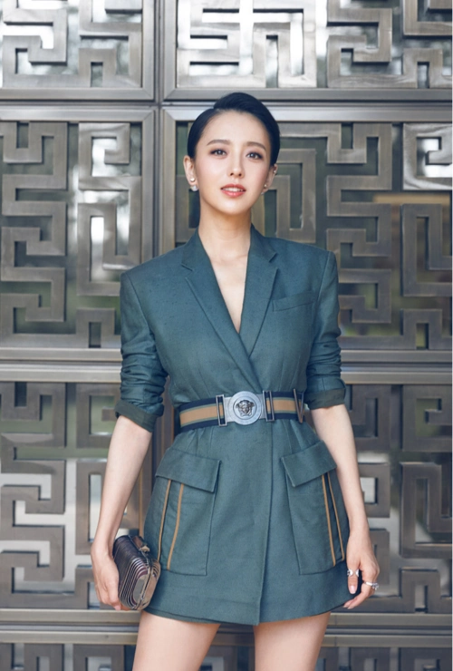 佟丽娅瘦得过分穿修身西装秀大长腿曲线抢眼难怪大家都爱她