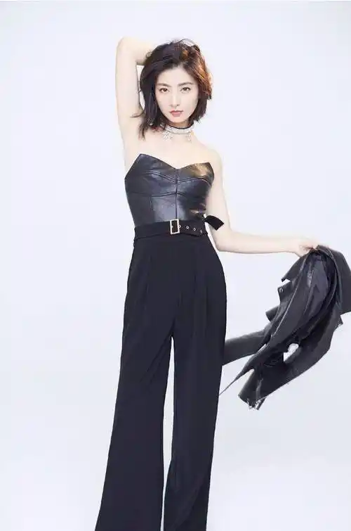 "斓曦胖到认不出,白衬衫配西装裙难掩臃肿感,气质不在_基本_时尚_身材