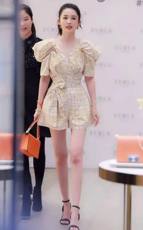 说李沁是腿精我还不信连体短裤直接穿出门小鸟腿好迷人