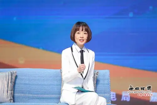 访谈主持人陈鲁豫.